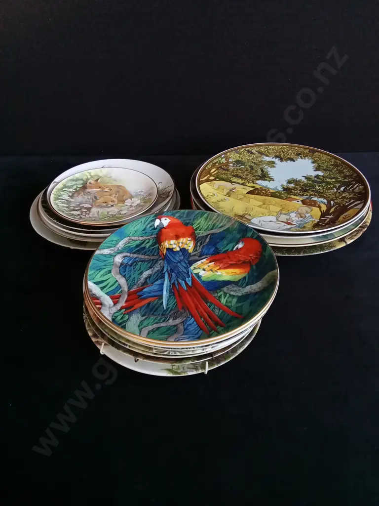 COLLECTION OF DECORATIVE PLATES Image 1++