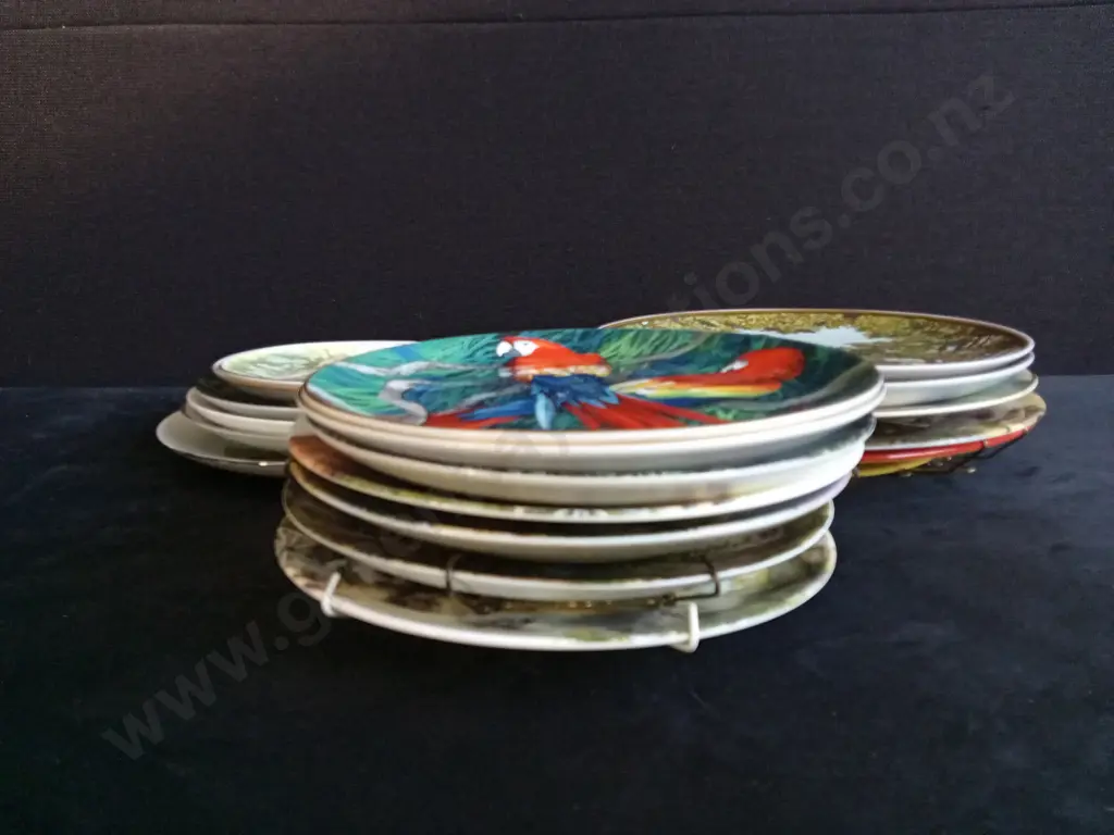 COLLECTION OF DECORATIVE PLATES Image 1++