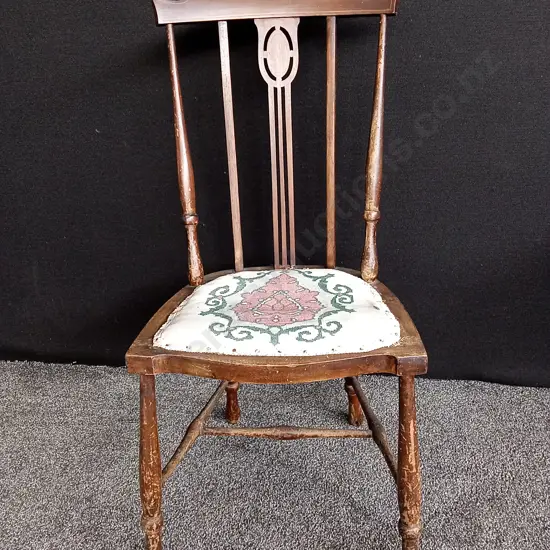 ANTIQUE WOODEN CHAIR