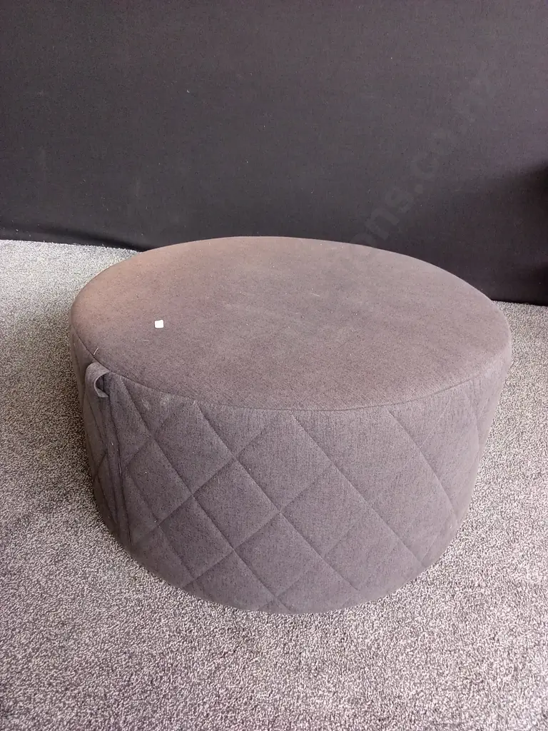 ROUND QUILTED OTTOMAN Image 1++