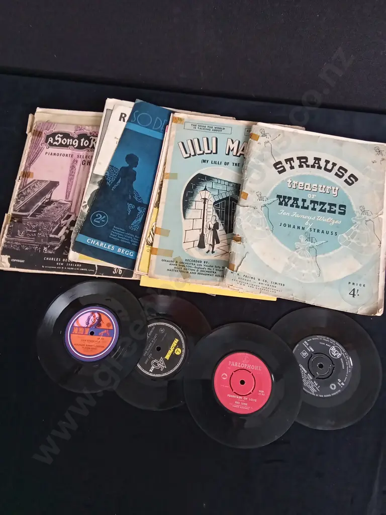 MIX OF VINTAGE MUSICAL ITEMS, SHEET MUSIC AND VINYLS Image 1++