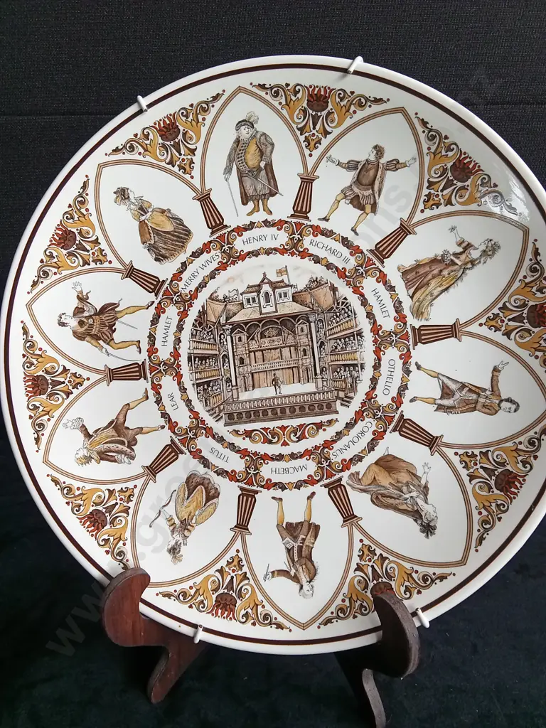 2 VINTAGE WEDGEWOOD DECORATIVE PLATES Image 1++