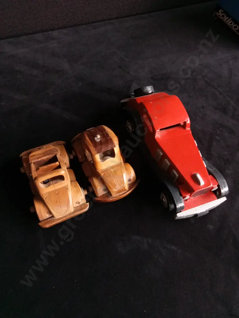 5 WOODEN VINTAGE CAR MODELS Image 1++