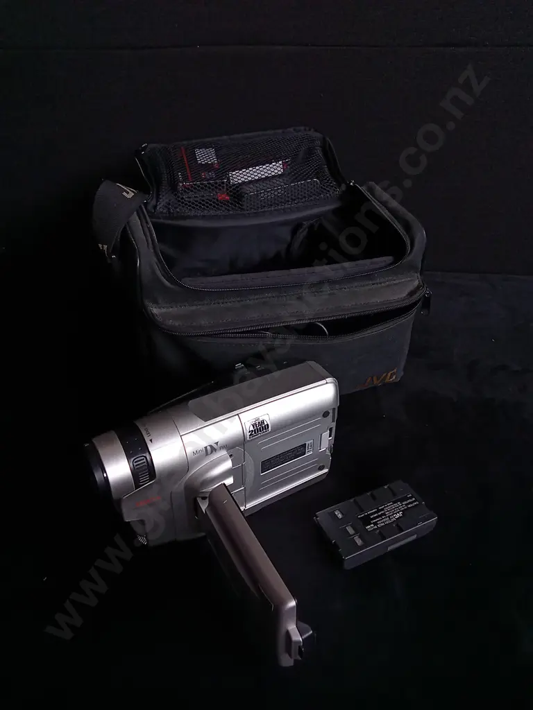 JVC CAMCORDER WITH BAG Image 1++
