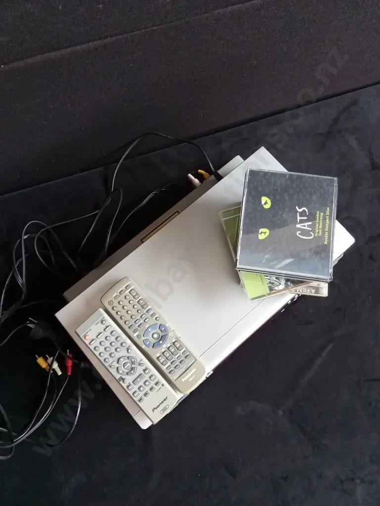 PANASONIC VIDEO CASSETTE RECORDER AND PIONEER DVD PLAYER Image 1++