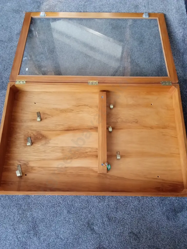 SOLID HANDMADE RIMU GUN DISPLAY CASE LOCKABLE CENTRE BAR WITH KEYS GLASS FROMT WITH LOCKS Image 1++