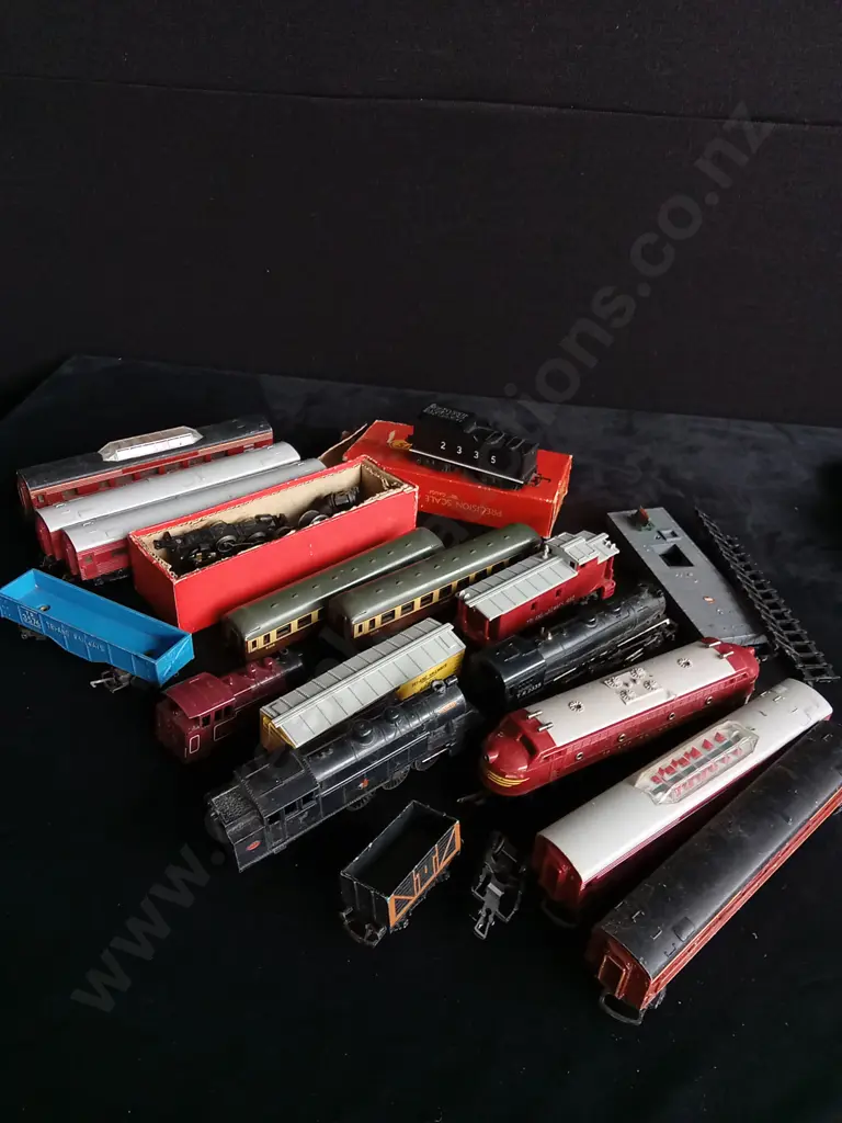 LOT OF TOY/MODEL TRAINS Image 1++