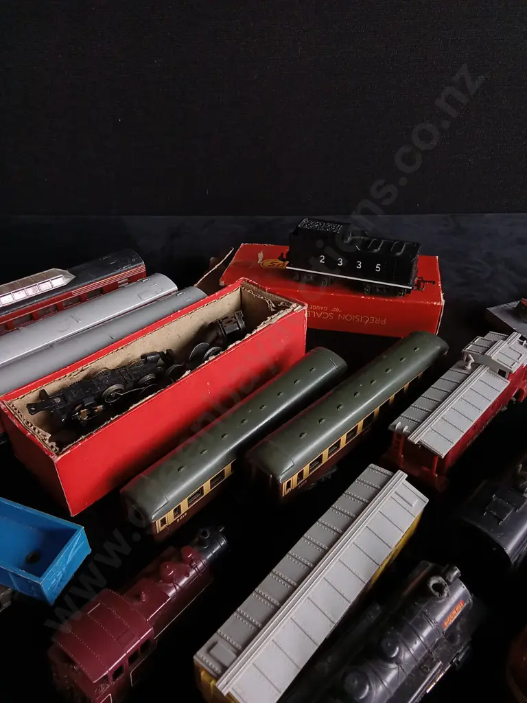 LOT OF TOY/MODEL TRAINS Image 1++
