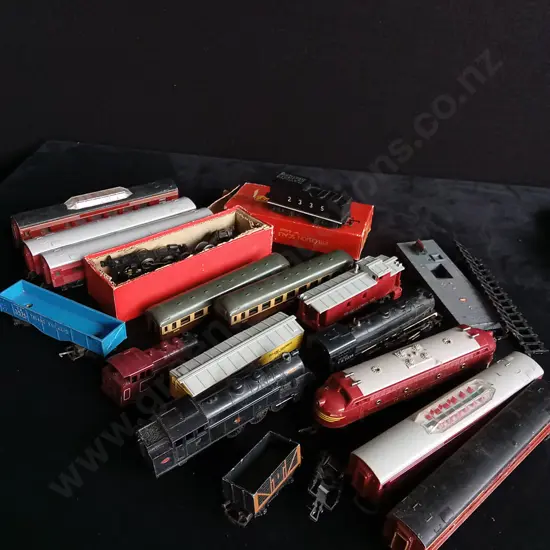 LOT OF TOY/MODEL TRAINS