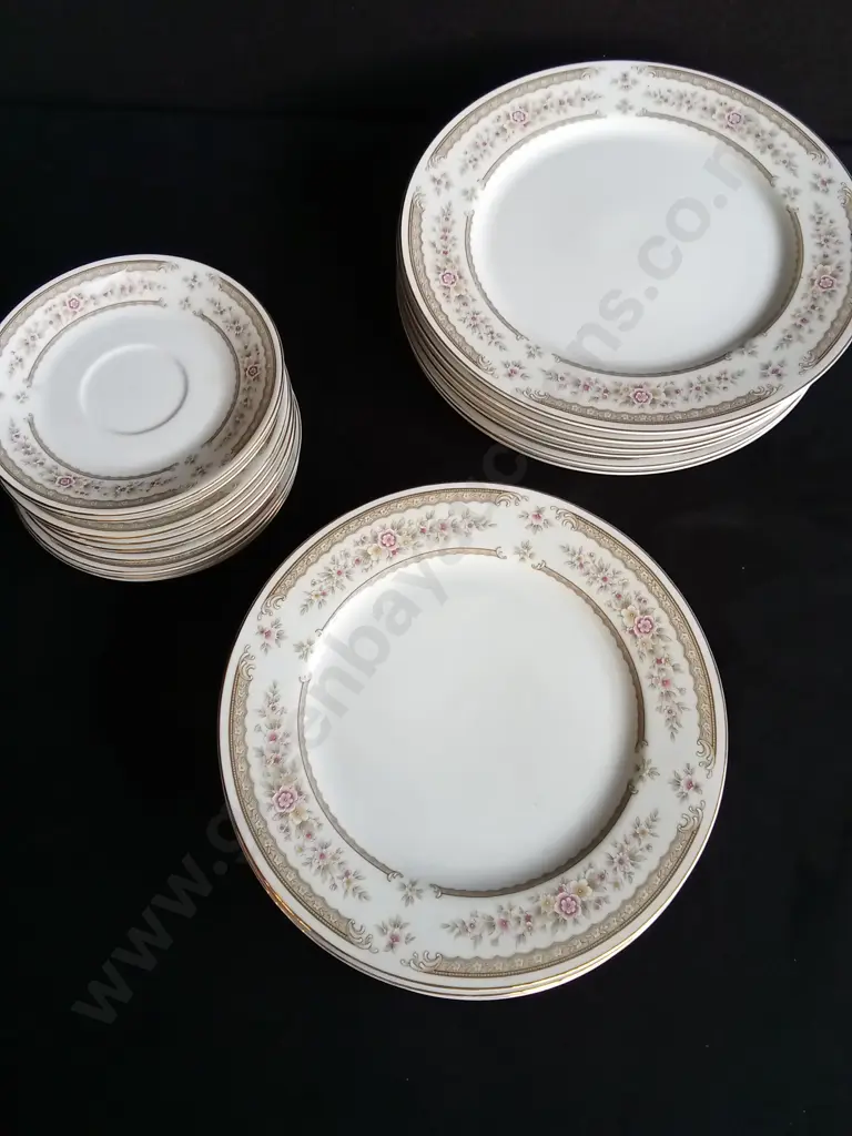 28 PIECE ROYAL CROWN FINE CHINA JAPAN SET Image 1++