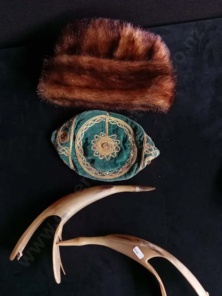 VINTAGE MIX, HATS AND BOVINE HORN CARVED BIRDS Image 1++