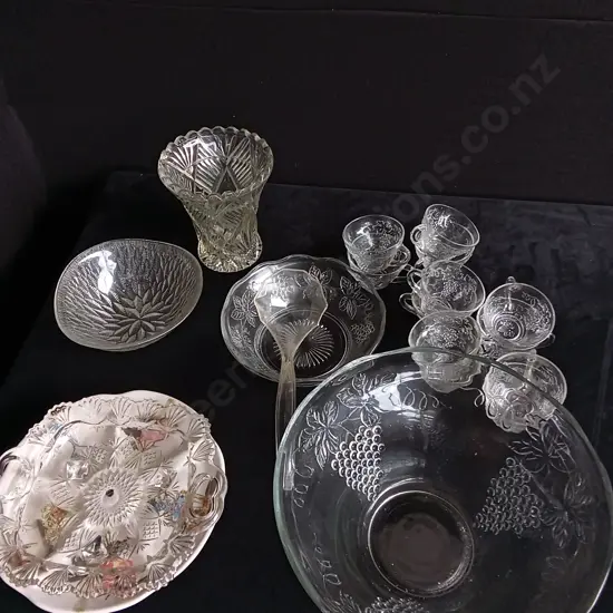 MIX OF GLASS KITCHENWARE INCLUDING SET