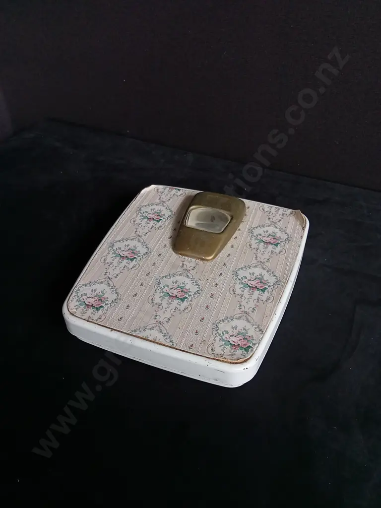 VINTAGE SCALE, WORKING Image 1++