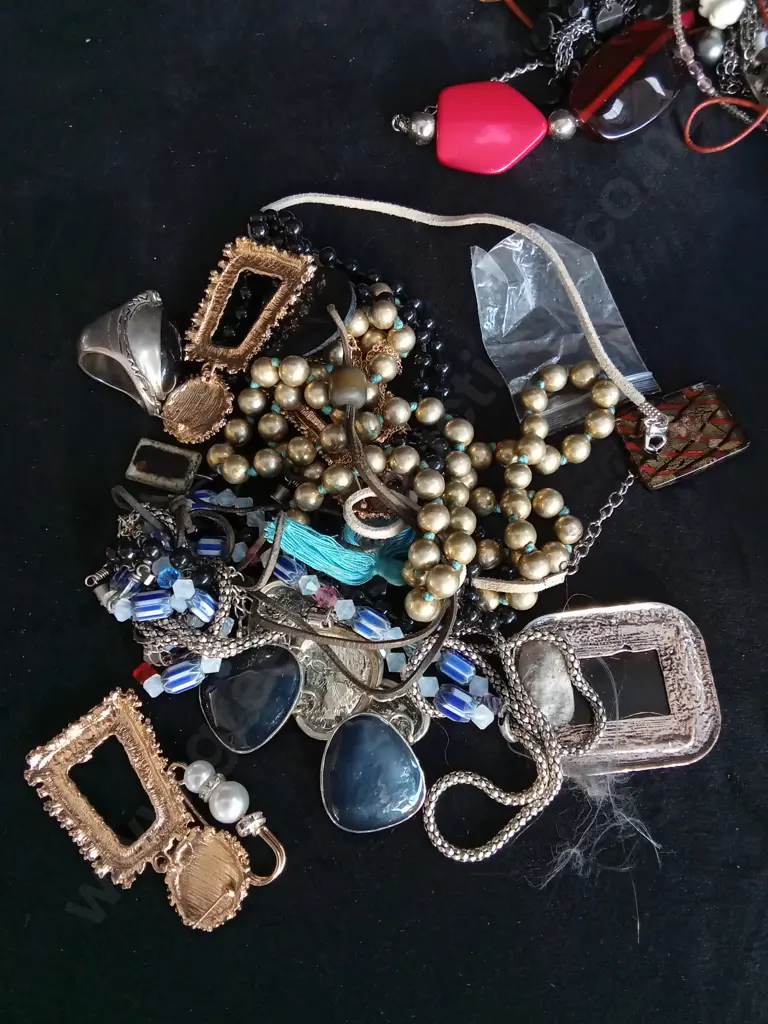 MIX OF COSTUME JEWELLERY AND BEADS Image 1++