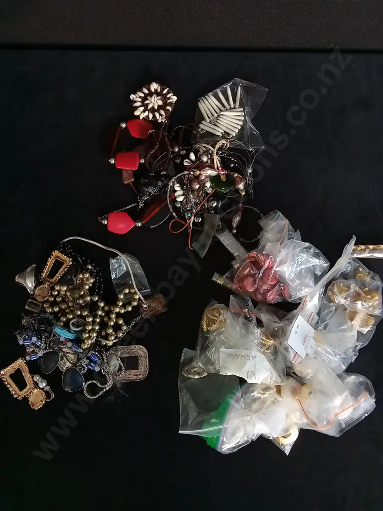 MIX OF COSTUME JEWELLERY AND BEADS Image 1++