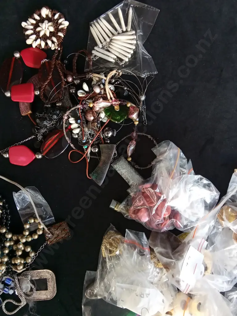 MIX OF COSTUME JEWELLERY AND BEADS Image 1++