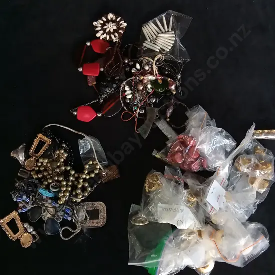 MIX OF COSTUME JEWELLERY AND BEADS