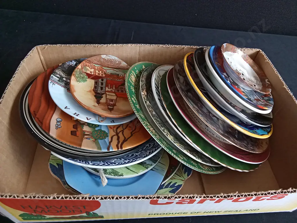 COLLECTION OF DECORATIVE PLATES Image 1++