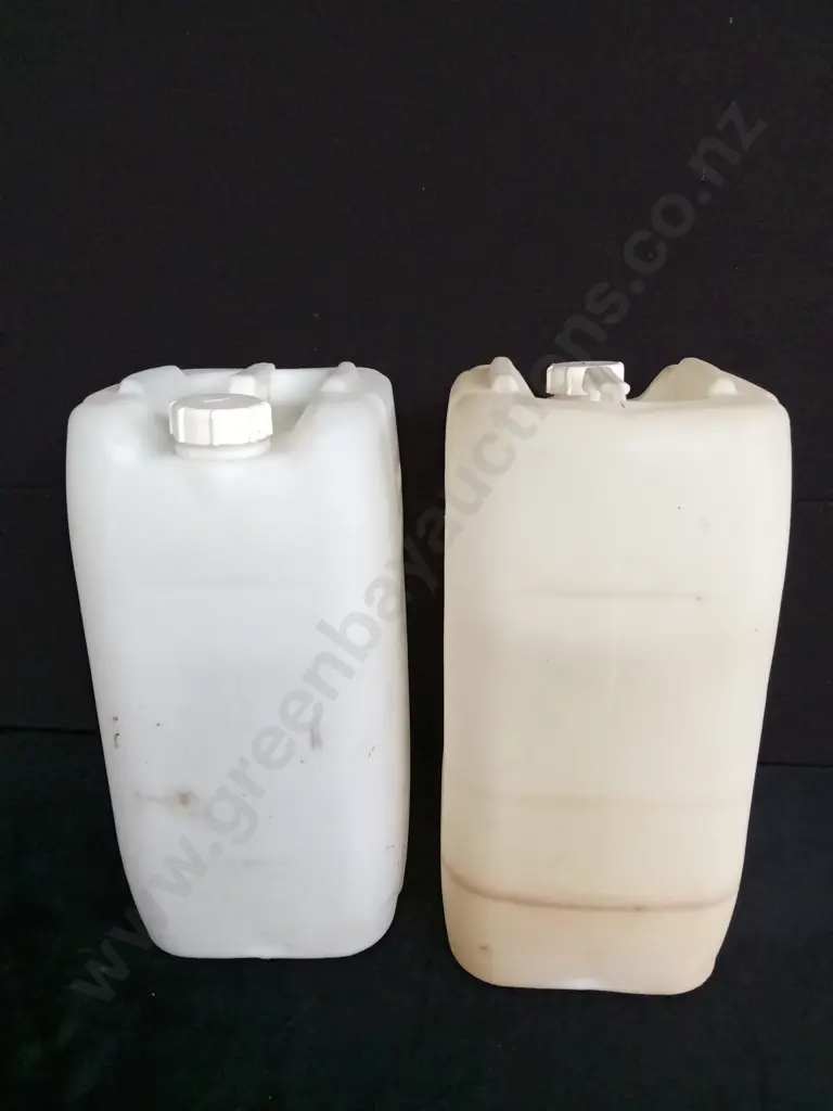 2 PLASTIC JERRY CANS Image 1++