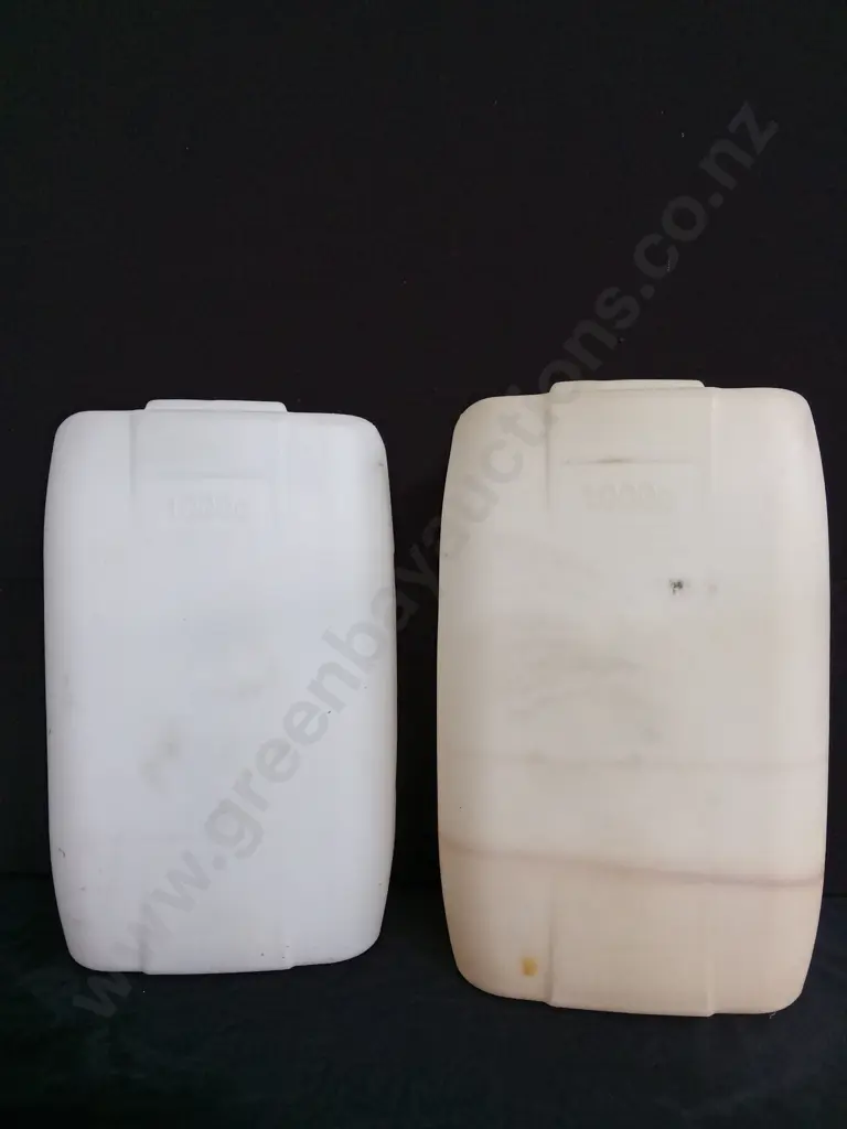 2 PLASTIC JERRY CANS Image 1++