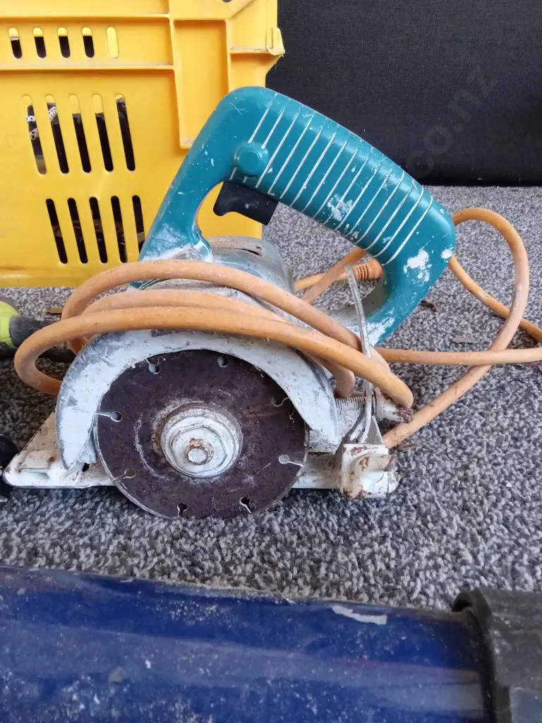 BOX TOOLS INC MAKITA CIRCULAR SAW RYOBI JIGSAW MAKITA DRILL PLUS GREASE GUN AND IRON Image 1++