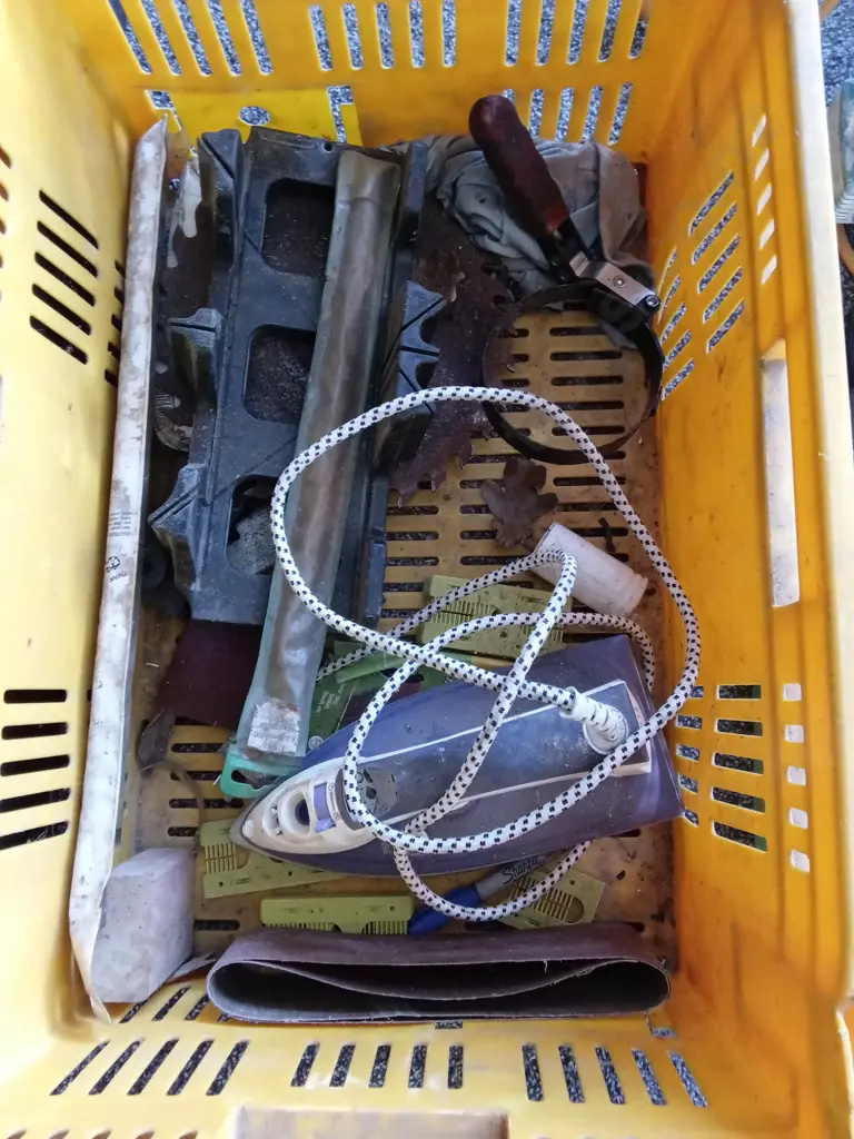 BOX TOOLS INC MAKITA CIRCULAR SAW RYOBI JIGSAW MAKITA DRILL PLUS GREASE GUN AND IRON Image 1++