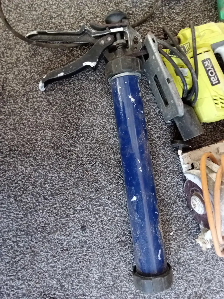 BOX TOOLS INC MAKITA CIRCULAR SAW RYOBI JIGSAW MAKITA DRILL PLUS GREASE GUN AND IRON Image 1++