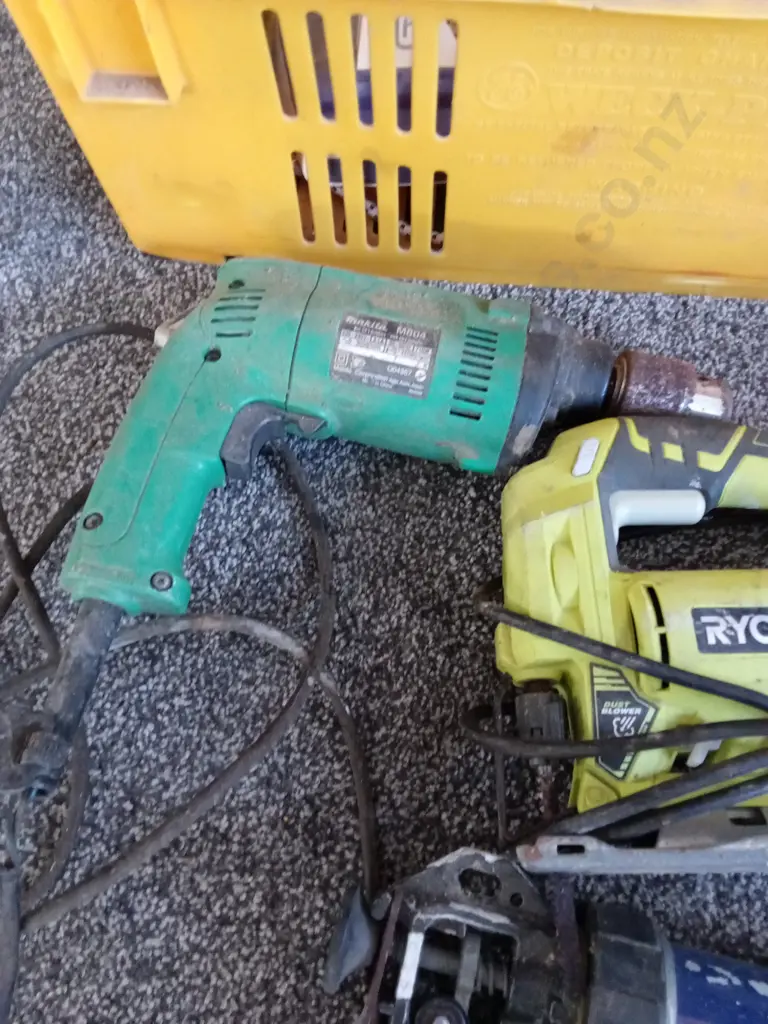 BOX TOOLS INC MAKITA CIRCULAR SAW RYOBI JIGSAW MAKITA DRILL PLUS GREASE GUN AND IRON Image 1++