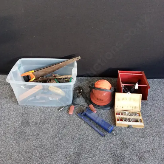 PLASTIC BIN CONTAINING VARIOUS HAND TOOLS SAWS, CHISELS, CLAMPS, SCREWDRIVERS PLUS STIHL SAFETY HELMET HELMET, BO