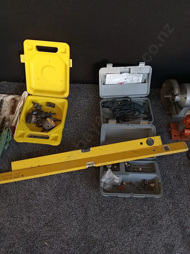 RYOBI BENCH GRINDER, 2 SPIRIT LEVELS, 2 ROLLS OF AUGER BITS, BOX OF HOLE SAWS, COLT TOOL Image 1++