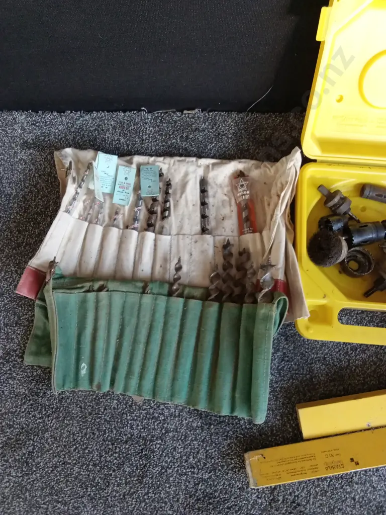 RYOBI BENCH GRINDER, 2 SPIRIT LEVELS, 2 ROLLS OF AUGER BITS, BOX OF HOLE SAWS, COLT TOOL Image 1++