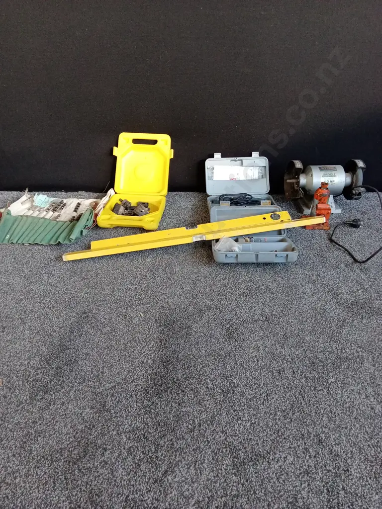 RYOBI BENCH GRINDER, 2 SPIRIT LEVELS, 2 ROLLS OF AUGER BITS, BOX OF HOLE SAWS, COLT TOOL Image 1++