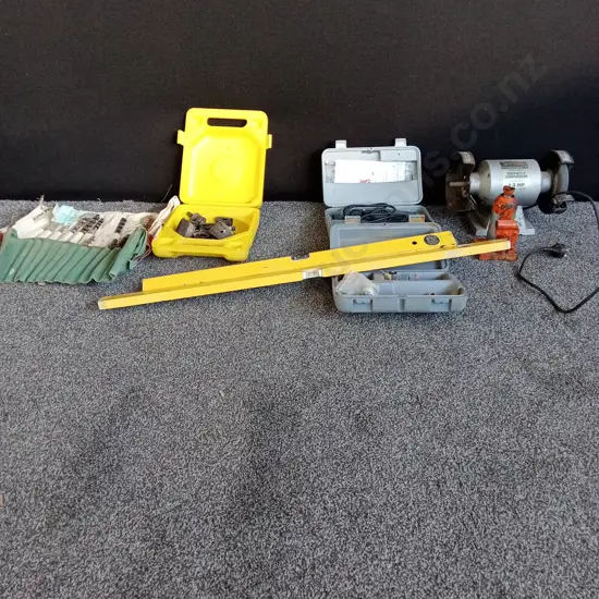 RYOBI BENCH GRINDER, 2 SPIRIT LEVELS, 2 ROLLS OF AUGER BITS, BOX OF HOLE SAWS, COLT TOOL