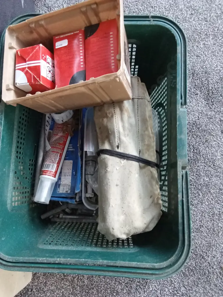 RJAYS BAG BOX OF LUMBERLOCK TIMBER CONNECTORS AND BASKET OF HAND TOOLS Image 1++