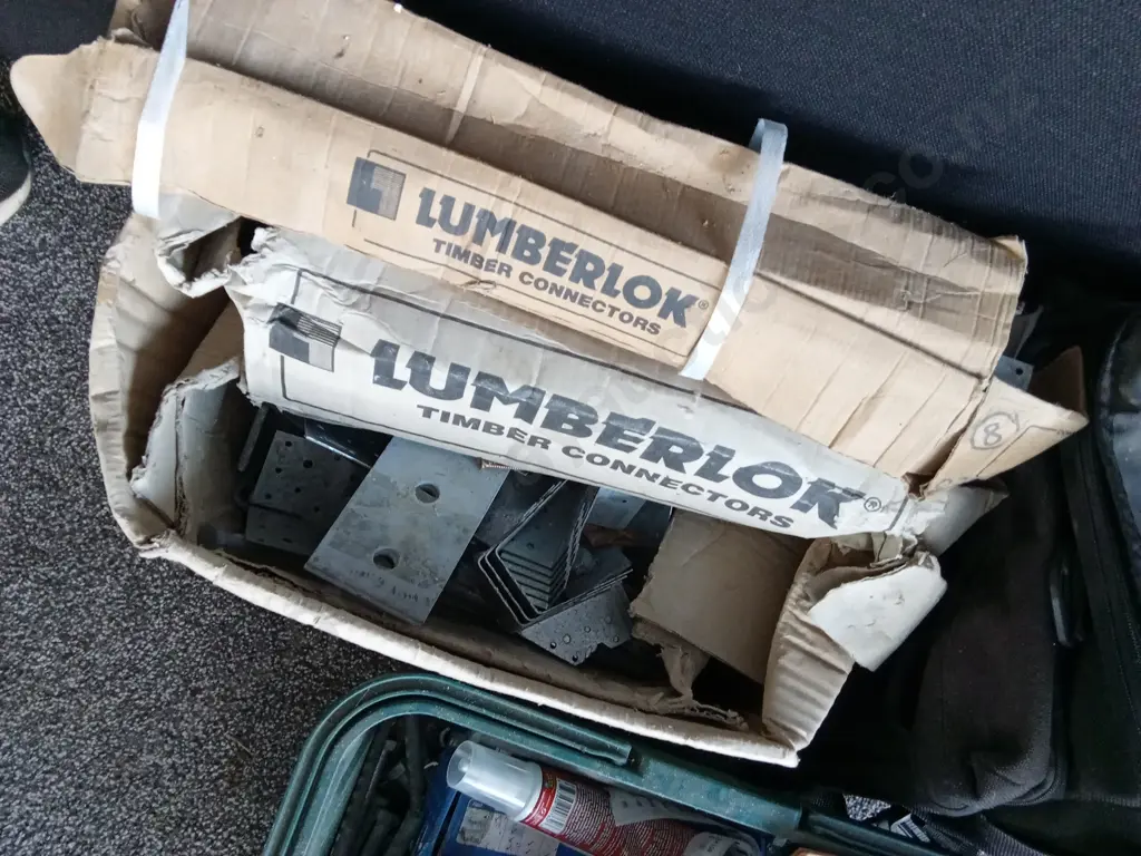 RJAYS BAG BOX OF LUMBERLOCK TIMBER CONNECTORS AND BASKET OF HAND TOOLS Image 1++