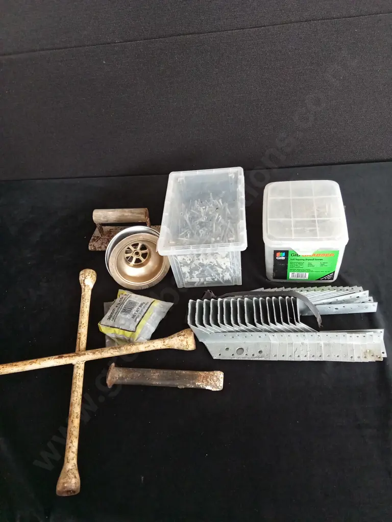 BUCKET CONTAINING BOX OF SCREWS X 2 JOIST HANGERS AND HAND TOOLS Image 1++