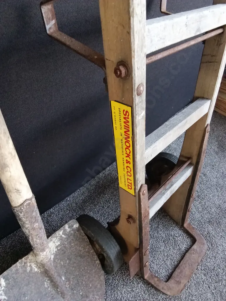 SWINNOCK SACK BARROW, 2X LONG HANDLED SHOVELS, BREAKER BAR, 2X SLEDGE HAMMERS AND GRASS RAKE Image 1++