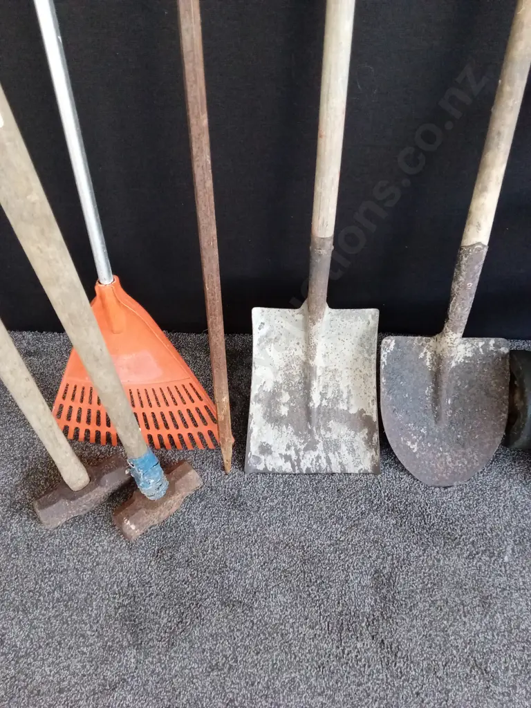 SWINNOCK SACK BARROW, 2X LONG HANDLED SHOVELS, BREAKER BAR, 2X SLEDGE HAMMERS AND GRASS RAKE Image 1++