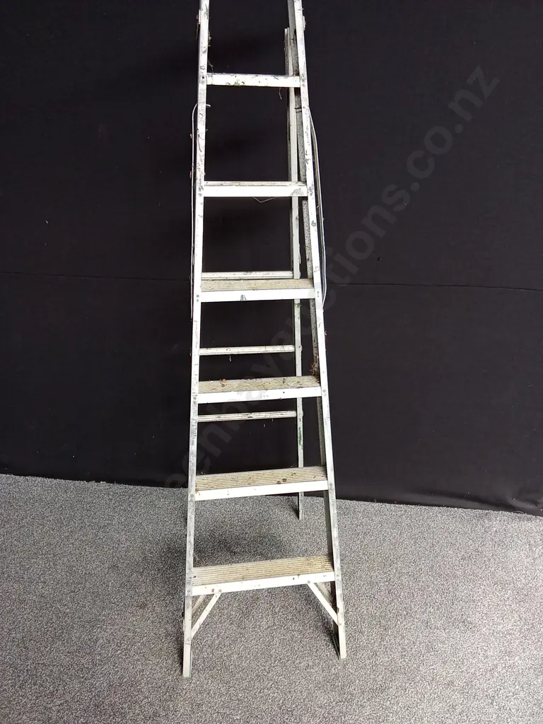 ALUMINIUM STEP LADDER Image 1++