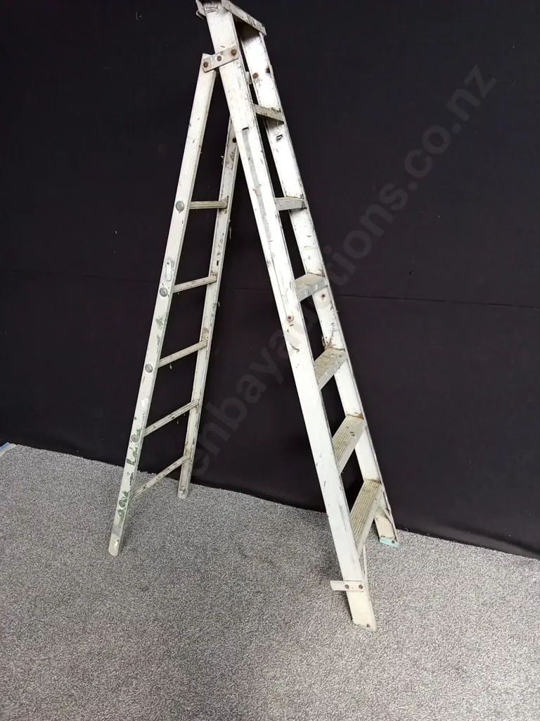 ALUMINIUM STEP LADDER Image 1++
