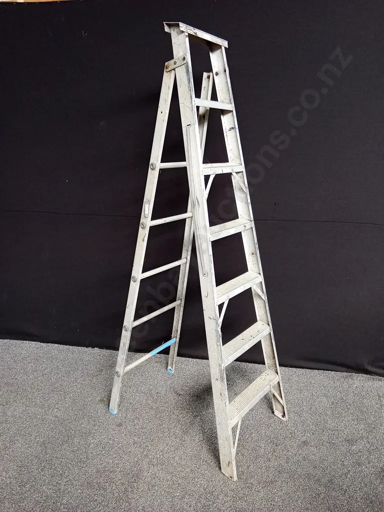 ALUMINIUM STEP LADDER Image 1++