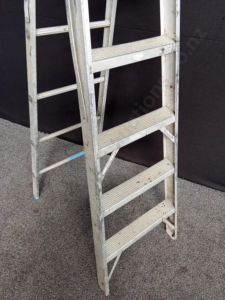ALUMINIUM STEP LADDER Image 1++