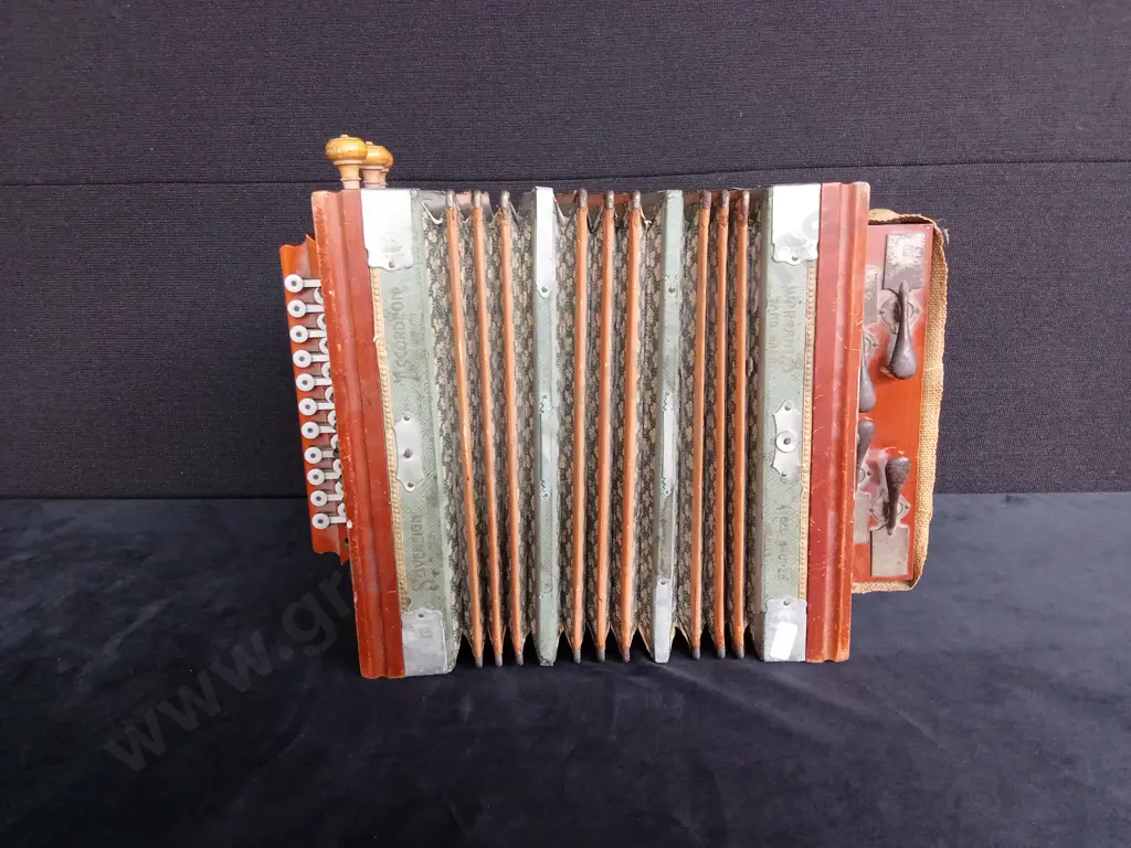 BEAUTIFUL VINTAGE SOVEREIGN HAND MADE ACCORDIAN, BELLOWS IN GOOD CONDITION, STEEL AND BRONZE REEDS Image 1++