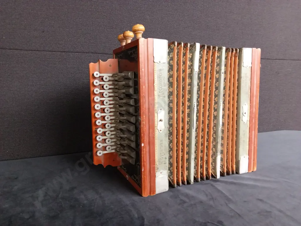 BEAUTIFUL VINTAGE SOVEREIGN HAND MADE ACCORDIAN, BELLOWS IN GOOD CONDITION, STEEL AND BRONZE REEDS Image 1++