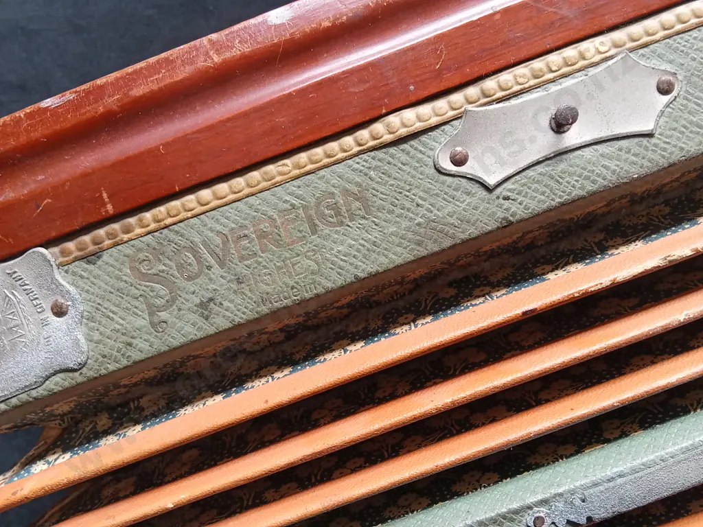 BEAUTIFUL VINTAGE SOVEREIGN HAND MADE ACCORDIAN, BELLOWS IN GOOD CONDITION, STEEL AND BRONZE REEDS Image 1++