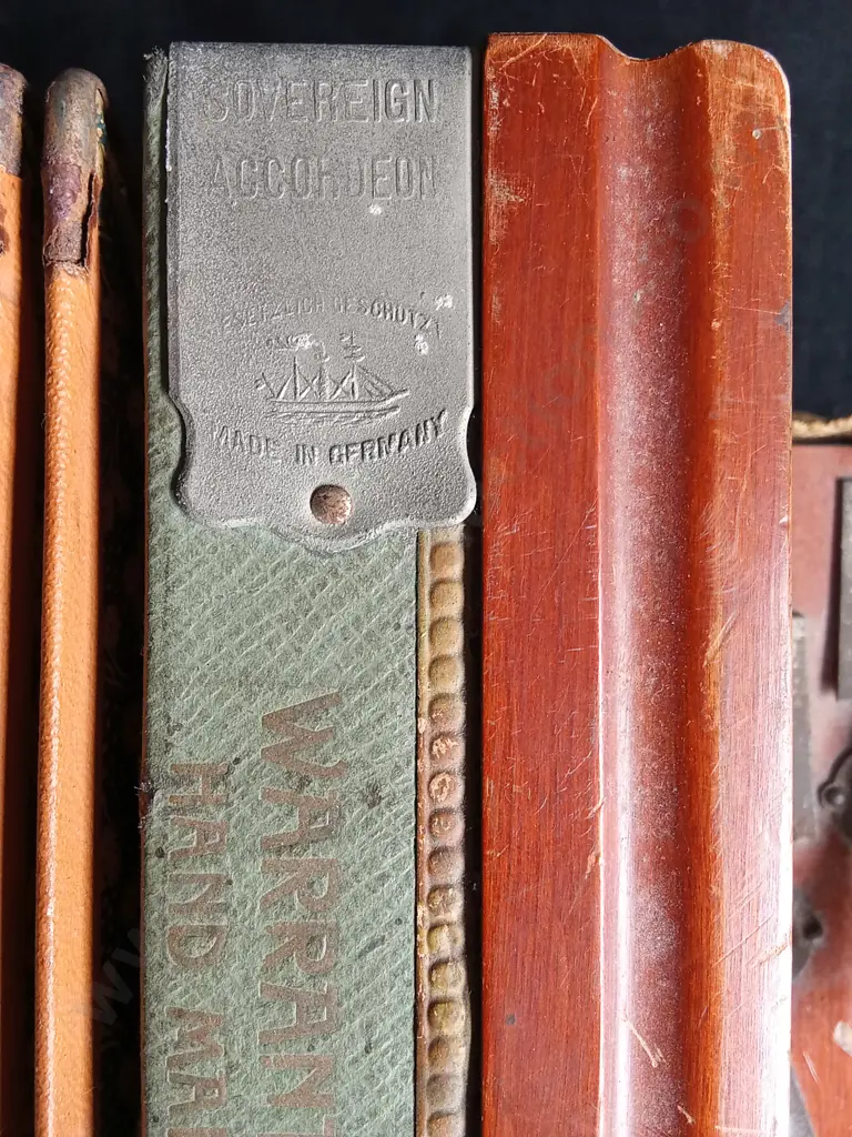 BEAUTIFUL VINTAGE SOVEREIGN HAND MADE ACCORDIAN, BELLOWS IN GOOD CONDITION, STEEL AND BRONZE REEDS Image 1++