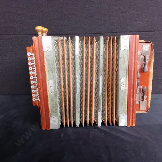 BEAUTIFUL VINTAGE SOVEREIGN HAND MADE ACCORDIAN, BELLOWS IN GOOD CONDITION, STEEL AND BRONZE REEDS