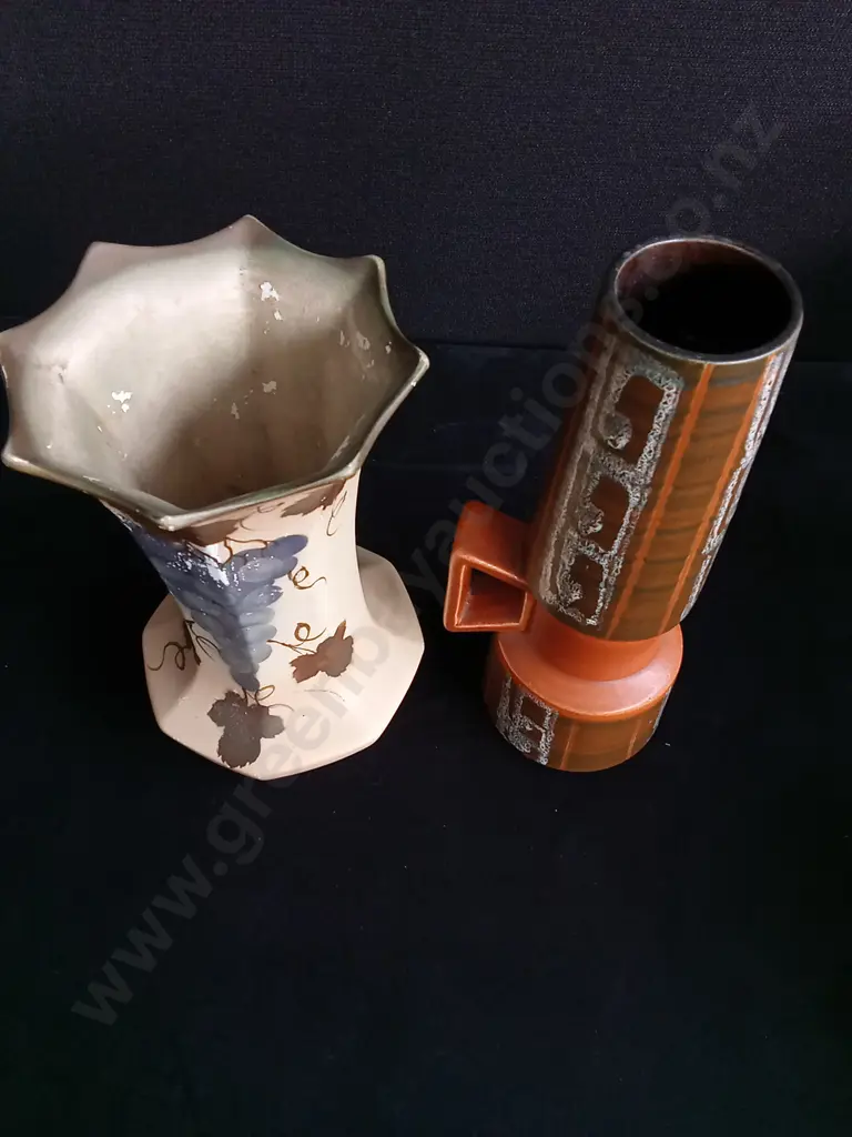 2 VINTAGE VASES, MADE IN GERMANY AND MADE IN ENGLAND TALLEST H 30CM Image 1++