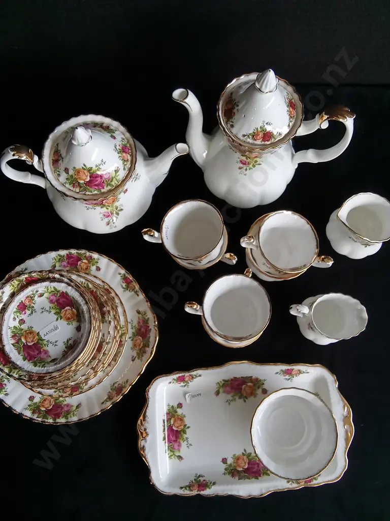 26 PIECE VINTAGE ROYAL ALBERT OLD COUNTRY ROSES BONE CHINA SET Image 1++