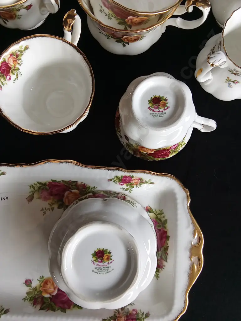 26 PIECE VINTAGE ROYAL ALBERT OLD COUNTRY ROSES BONE CHINA SET Image 1++
